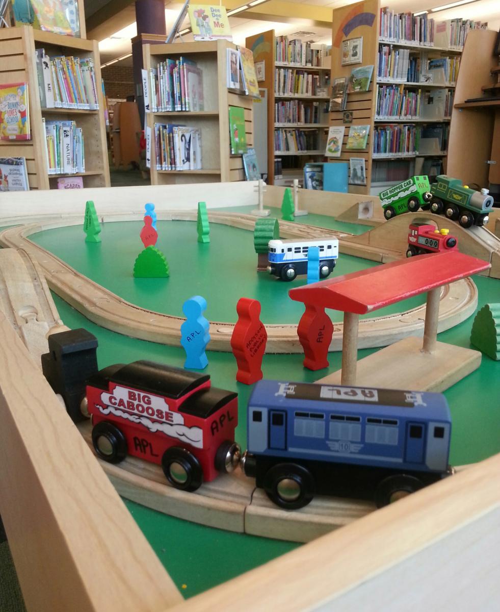 Los niños les encanta estirar su imaginación con nuestra mesa de tren. Todos a bordo.